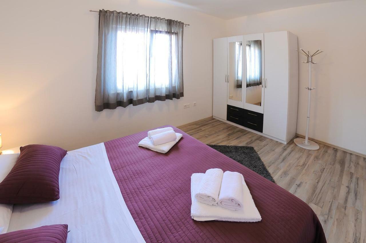 Apartment Petar Каштела Екстер'єр фото
